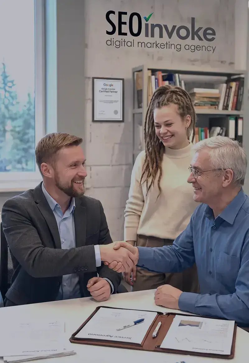 Equipo de SEO-Invoke en sesión de consultoría y estrategia digital